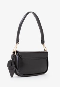 Borsa a tracolla in pelle nera compatta con una sola tracolla, chiusura a patta, ganci in oro e un'etichetta in pelle con il marchio attaccata al lato.