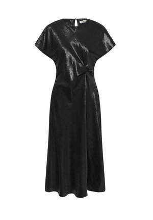 Zwarte midi-jurk met een glanzende, gestructureerde afwerking. Voorzien van een ronde halslijn, cap sleeves en een gedraaide detail bij de taille. Opening met een sleuteltje aan de achterkant.