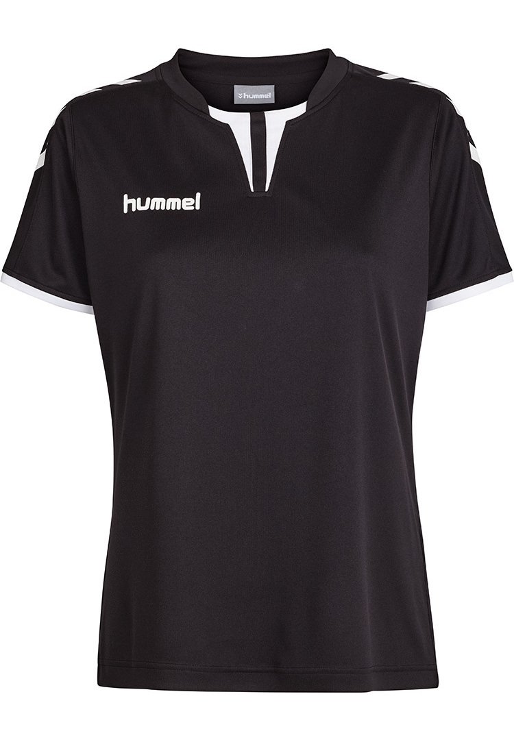 Schwarzes Sporttrikot mit kurzen Ärmeln, weißem "hummel"-Logo auf der Brust, V-förmigem Ausschnitt sowie weißen Streifen an Schultern und Armbündchen.