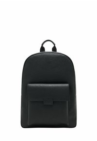 Mochila de cuero negro con forma redondeada, bolsillo frontal plano, asa superior y correas de hombro ajustables. Textura suave con hardware mínimo.