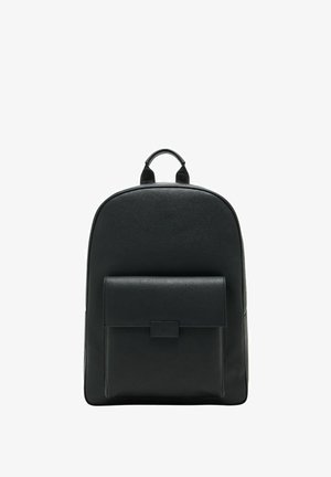 Sac à dos en cuir noir de forme arrondie, avec une poche frontale plate, une poignée supérieure et des bretelles réglables. Texture lisse avec un minimum de matériel.