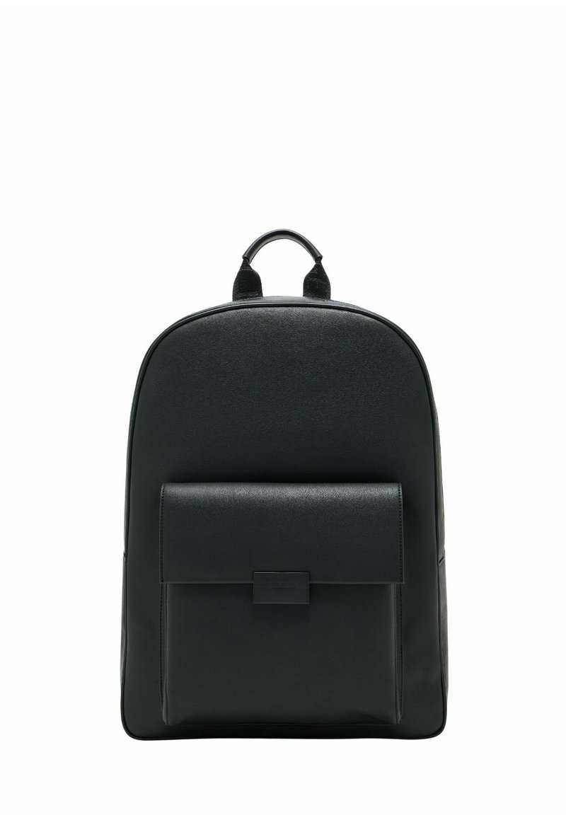 Mochila de cuero negro con forma redondeada, bolsillo frontal plano, asa superior y correas de hombro ajustables. Textura suave con hardware mínimo.