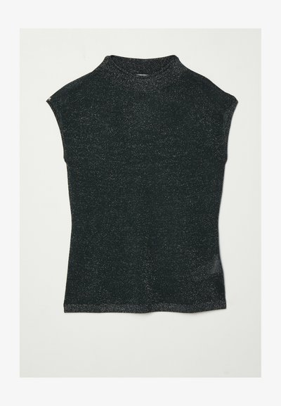 Sort bluse med korte ærmer og høj hals, lavet af et tekstureret stof med metallisk glans. Har et tætsiddende design og en subtil skær.