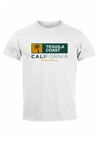 Weißes Baumwoll-T-Shirt mit grünem und orangefarbenem Druck, auf dem steht "TEQUILA COAST CALIFORNIA OCEAN DRIVE", ergänzt durch ein Palmenbaum-Icon.