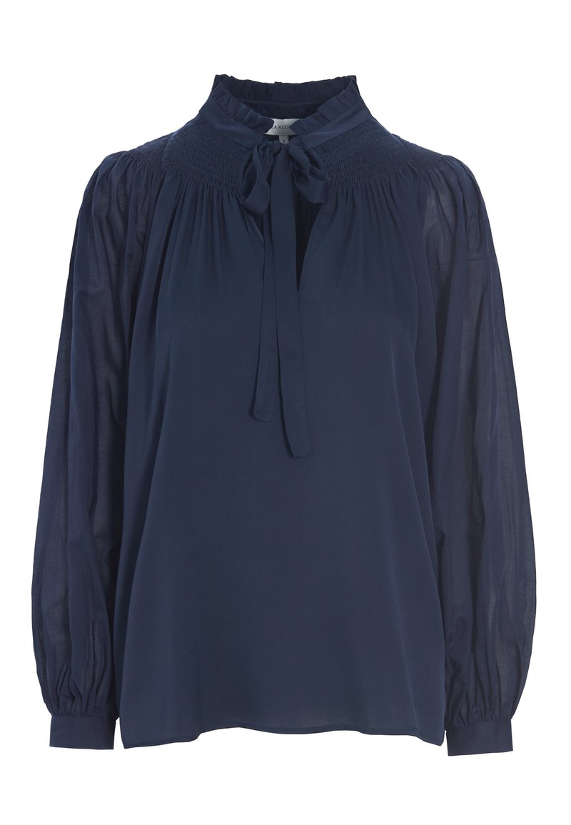 Navyblaues Blusenshirt mit hohem gerafftem Kragen, langen durchsichtigen Ärmeln und einem Bindedetail am Ausschnitt. Glatte Textur und lockere Passform.