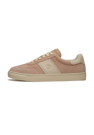 Legerer Sneaker mit niedrigem Schaft aus hellbraunem Veloursleder mit cremefarbenen Akzenten, Schnürverschluss und Gummisohle, Ansicht von der Außenseite.