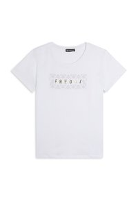 Camiseta blanca de algodón con cuello redondo, manga corta y un logo "FREDDY" en dorado metálico con un fondo sutilmente estampado.
