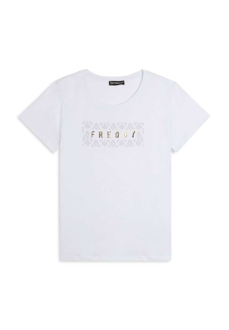 Camiseta blanca de algodón con cuello redondo, manga corta y un logo "FREDDY" en dorado metálico con un fondo sutilmente estampado.