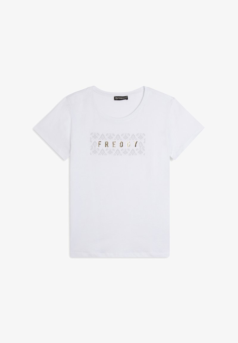 Camiseta blanca de algodón con cuello redondo, manga corta y un logo "FREDDY" en dorado metálico con un fondo sutilmente estampado.