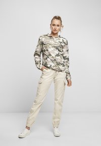 Urban Classics Neperpučiamoji striukė - duskrose camo