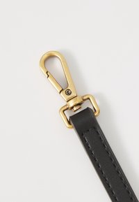 Zwarte leren band met een goudkleurige metalen haak. Kenmerkt zichtbare stiksels langs de randen en een gladde textuur.