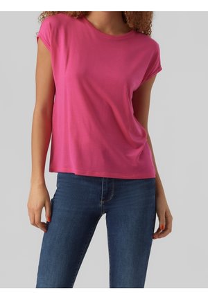 Fuchsiafarbenes Kurzarm-T-Shirt aus weichem, dehnbarem Stoff, mit lockerem Schnitt und Rundhalsausschnitt, kombiniert mit blauer Jeans.