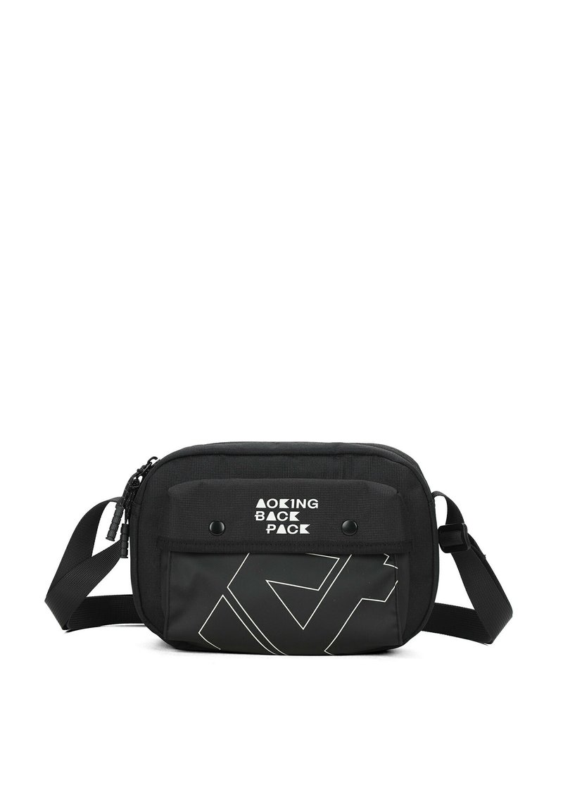 Borsa a tracolla nera realizzata in tessuto resistente, con forma rettangolare, tracolla regolabile e stampa geometrica bianca sul davanti.