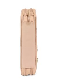 Pochette con zip di colore pesca, dotata di due cursori per la zip, superficie texture e un'etichetta con logo sul lato. Forma rettangolare.