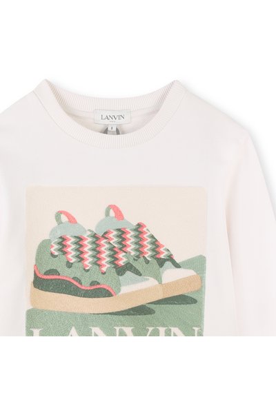 Felpa bianca con un design stampato di sneakers verdi con lacci e dettagli multicolori, colletto rotondo e polsini a costine.