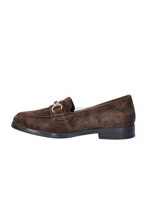 Bruine suède loafer met zwarte zool en klein gouden metalen gespsluiting aan de zijkant, zichtbaar vanaf de buitenkant.