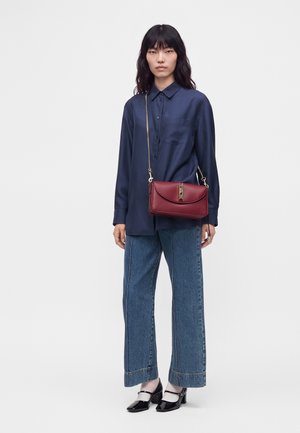 Love Moschino, SMART DAILY BAG - Ülerinna-kott - bordeaux