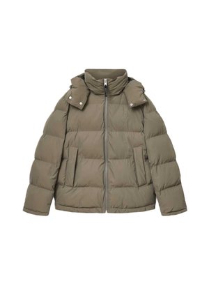 Giacca imbottita verde oliva con colletto alto, zip frontale, bottoni a pressione e due tasche laterali. Presenta una superficie trapuntata e un design imbottito.