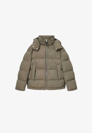 Veste en duvet vert olive avec un col haut, fermeture éclair à l'avant, boutons-pression et deux poches latérales. Présente une surface matelassée et un design rembourré.