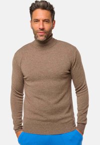 Brauner, leichter Rollkragenpullover mit langen Ärmeln, aus weichem Material; gerippte Akzente am Kragen und an den Manschetten.