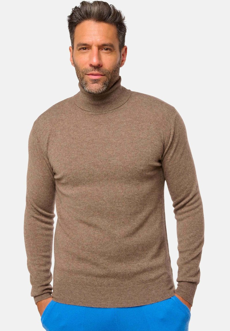 Brauner, leichter Rollkragenpullover mit langen Ärmeln, aus weichem Material; gerippte Akzente am Kragen und an den Manschetten.