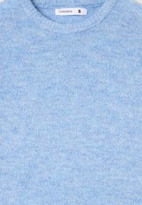 Maglione lavorato a maglia blu chiaro realizzato in un tessuto morbido. Presenta un collo rotondo a coste e una texture semplice e liscia. Etichetta del marchio visibile all'interno.