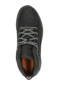 Czarny but sportowy z zamszową cholewką, szarymi sznurowadłami, teksturowanym kołnierzem i pomarańczową wkładką. Posiada zaokrąglony czubek i kontrastowe przeszycia.