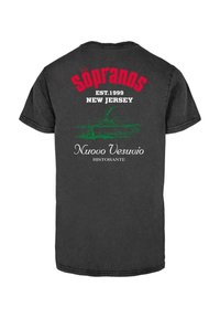 Černé bavlněné tričko s nápisem "THE SOPRANOS" v červené barvě, s bílým textem "EST. 1999 NEW JERSEY" a "Nuovo Vesuvio RISTORANTE" ve bílých a zelených grafikách.