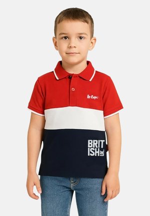 Polo à rayures rouges, blanches et bleu marine en coton, doté d'un col, avec un logo sur la poitrine et le texte imprimé "BRITISH UK" en blanc.