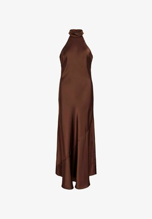 Robe longue marron en satin sans manches, à col licou haut et ourlet asymétrique.