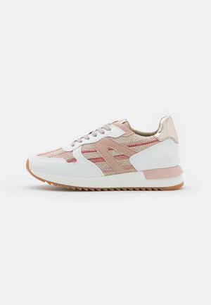Lavtop sneakers med hvid, lyserød og beige vævet stof, med hvide læderoverlays og en gummisål.