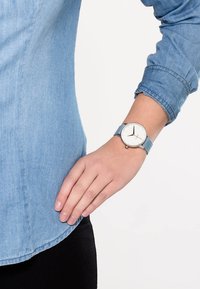 Nixon KENSINGTON - Reloj - washed denim/cream