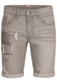 Shorts en jean gris clair avec revers roulés, patchs usés sur la cuisse gauche et la cuisse droite supérieure, bouton à l'avant et passants pour ceinture.