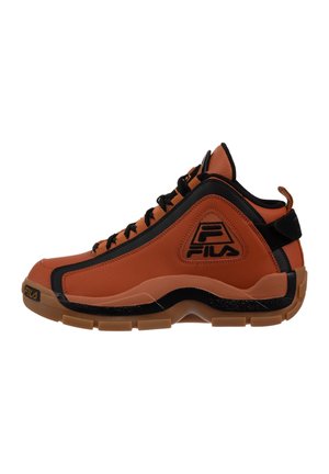 Basket haute FILA orange et noire avec semelle en gomme et lacets à l'avant, avec logo FILA sur le côté et la pointe.