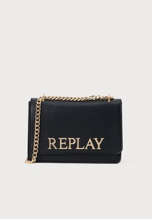 Bolso de mano de cuero sintético negro con una correa de cadena dorada, que presenta la palabra "REPLAY" en grandes letras doradas en la parte frontal.