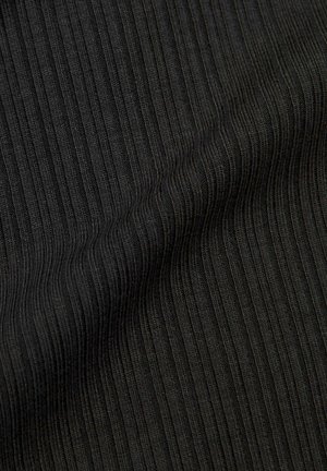 Tuvplāns melnai ribotai auduma virsmai ar vertikālu adījuma faktūru un smalkām krokām, kas rada maigas ēnas.