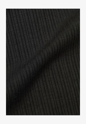 Tuvplāns melnai ribotai auduma virsmai ar vertikālu adījuma faktūru un smalkām krokām, kas rada maigas ēnas.