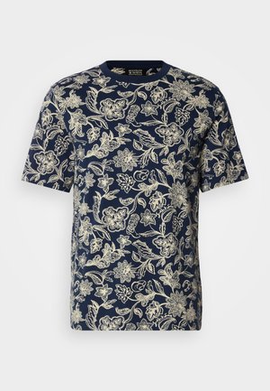 Marineblauw T-shirt met korte mouwen en een crèmekleurig bloemenpatroon, ronde halslijn en zachte textuur. Heeft gedetailleerde afbeeldingen van diverse bloemen en bladeren.