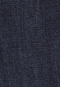 Un tissu en denim sombre au toucher lisse présente un subtil motif sergé. La couleur est un bleu marine profond, soulignant son design classique.