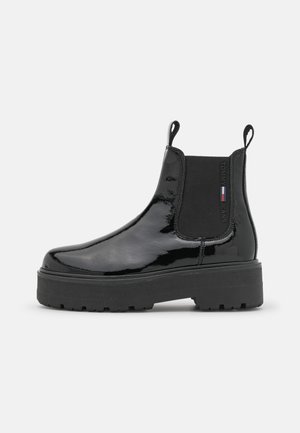 Blank sort plateau Chelsea-støvle med elastiske sidepaneler, trækflapper og Tommy Jeans-logo på den elastiske ankelpanel.