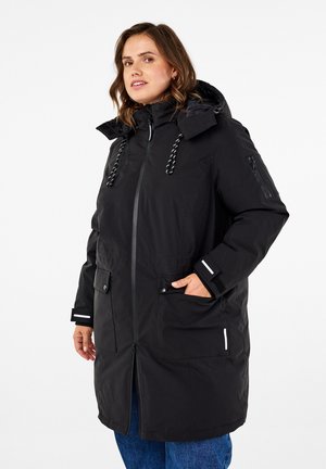 Parka nera isolata con capuccio, dotata di tasche con cerniera e bottoni a pressione, dettagli riflettenti e cordini regolabili sul cappuccio.