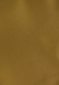 Tekstūrēts audums bagātīgā sinepju tonī ar smalku diagonālo pinuma rakstu, kas rada vienmērīgu un gludu virsmu.