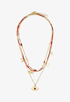 Naszyjnik wielowarstwowy z złotych i czerwonych koralików z zawieszkami, w tym rybą, koroną, gwiazdą i wisiorkiem w kształcie oka z czerwonym kamieniem w centrum.