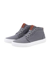 Zapatillas altas de lona grises con suela de goma blanca y detalles de cuero marrón en el talón y la lengüeta, que presentan un diseño clásico con cordones.