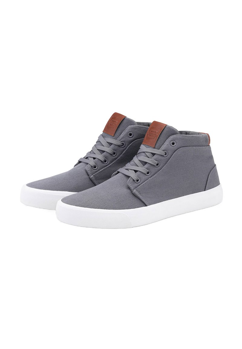 Zapatillas altas de lona grises con suela de goma blanca y detalles de cuero marrón en el talón y la lengüeta, que presentan un diseño clásico con cordones.