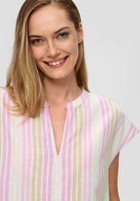 Gestreifte Bluse inpastellrosa, beige und weiß. Mit V-Ausschnitt und kurzen Ärmeln, aus leichtem, strukturiertem Stoff gefertigt.