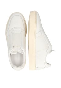 Sneakers slip-on in pelle bianca con pannelli elastici laterali, punta rotonda e suola in gomma crema, caratterizzati da un design minimalista e da cuciture sottili.