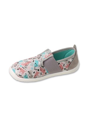 Luźne buty na stopie z geometrycznym wzorem w pastelowych kolorach z motywem psów, kości i tęczy. Szary materiał wierzchni z elastycznym paskiem i białą podeszwą.