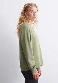 Marc O'Polo DENIM RAGLAN SLEEVES - Sweatshirt - green bay