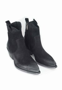 Stivaletti neri in suede con punte appuntite, cerniere laterali e tacco basso a blocco, disposti uno accanto all'altro su uno sfondo bianco.